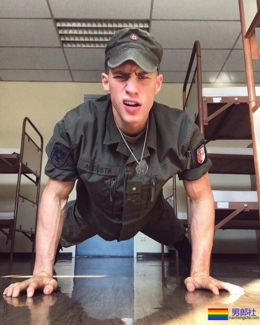 190CM公狗腰男自爆军营硬照，长官肯定对他关爱有加 - 51虹马