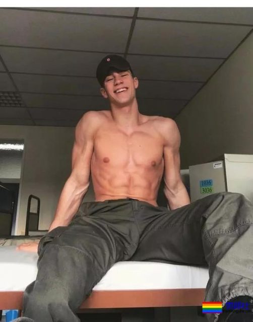 190CM公狗腰男自爆军营硬照，长官肯定对他关爱有加 - 51虹马