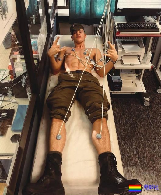 190CM公狗腰男自爆军营硬照，长官肯定对他关爱有加 - 51虹马