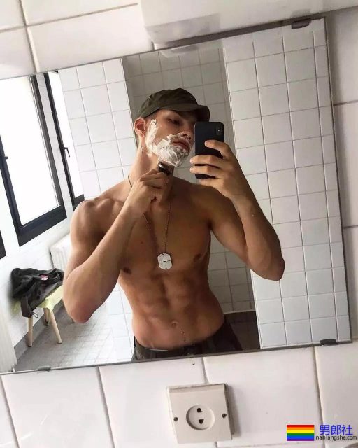 190CM公狗腰男自爆军营硬照，长官肯定对他关爱有加 - 51虹马