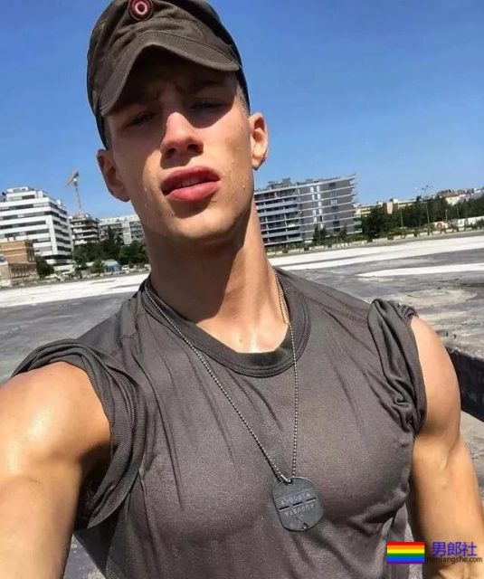 190CM公狗腰男自爆军营硬照，长官肯定对他关爱有加 - 51虹马