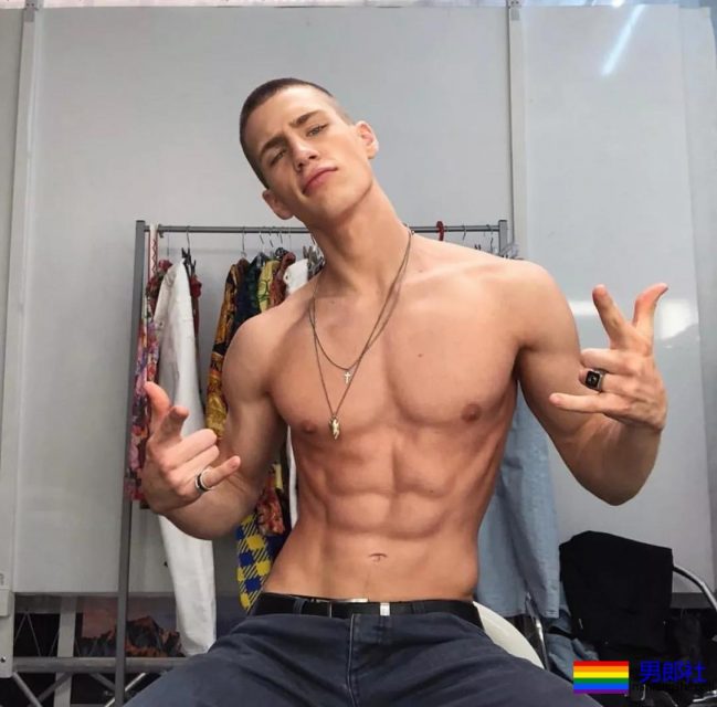 190CM公狗腰男自爆军营硬照，长官肯定对他关爱有加 - 51虹马