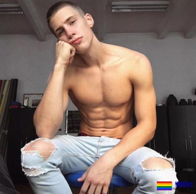 190CM公狗腰男自爆军营硬照，长官肯定对他关爱有加 - 51虹马