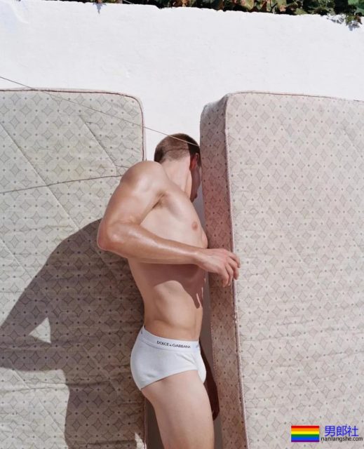 190CM公狗腰男自爆军营硬照，长官肯定对他关爱有加 - 51虹马