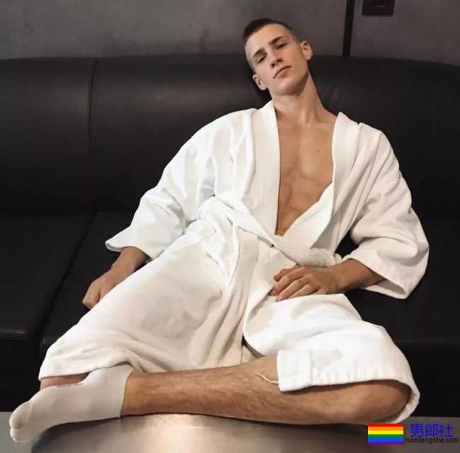 190CM公狗腰男自爆军营硬照，长官肯定对他关爱有加 - 51虹马