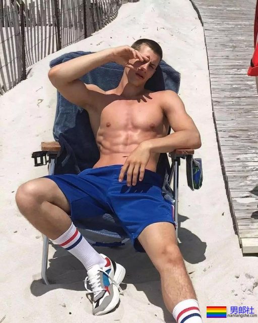 190CM公狗腰男自爆军营硬照，长官肯定对他关爱有加 - 51虹马