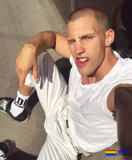 190CM公狗腰男自爆军营硬照，长官肯定对他关爱有加 - 51虹马