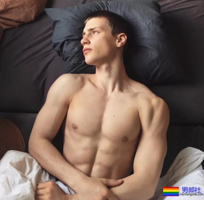 190CM公狗腰男自爆军营硬照，长官肯定对他关爱有加 - 51虹马