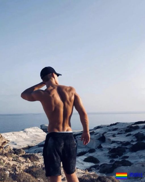 190CM公狗腰男自爆军营硬照，长官肯定对他关爱有加 - 51虹马