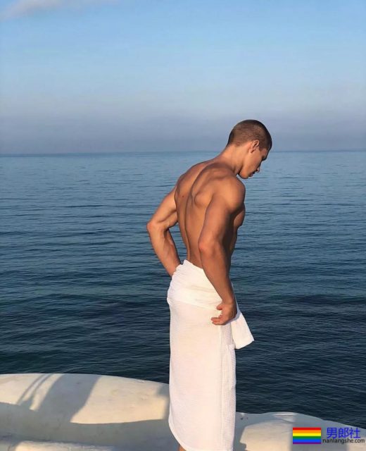 190CM公狗腰男自爆军营硬照，长官肯定对他关爱有加 - 51虹马