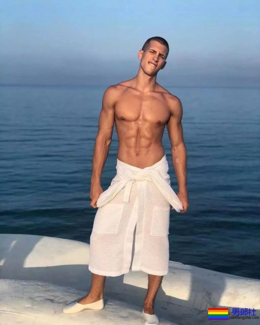 190CM公狗腰男自爆军营硬照，长官肯定对他关爱有加 - 51虹马