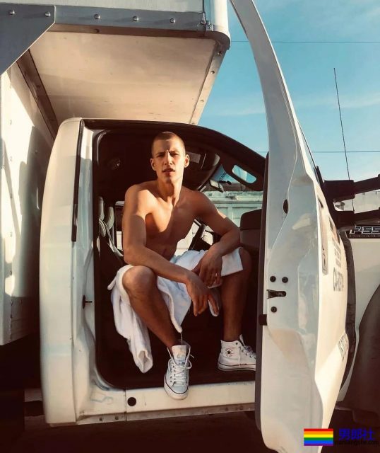 190CM公狗腰男自爆军营硬照，长官肯定对他关爱有加 - 51虹马