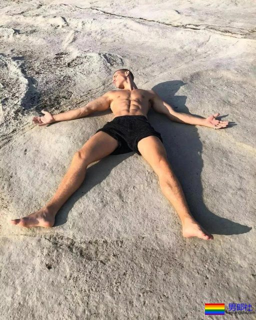 190CM公狗腰男自爆军营硬照，长官肯定对他关爱有加 - 51虹马