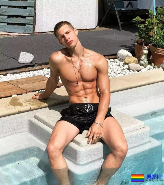 190CM公狗腰男自爆军营硬照，长官肯定对他关爱有加 - 51虹马