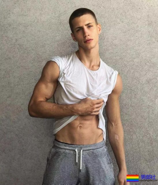 190CM公狗腰男自爆军营硬照，长官肯定对他关爱有加 - 51虹马