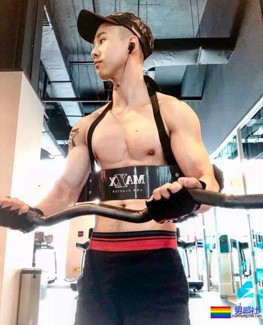 大到撑不住的肌肉Gay，好帅啊！ - 51虹马