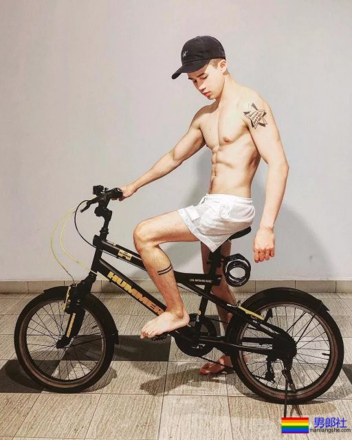 大到撑不住的肌肉Gay，好帅啊！ - 51虹马