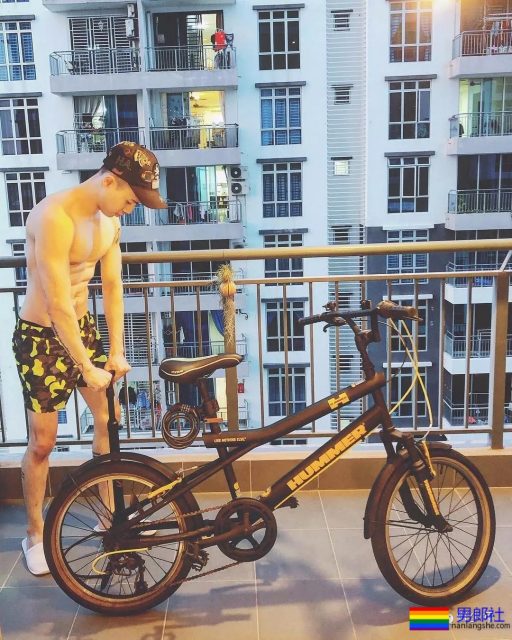 大到撑不住的肌肉Gay，好帅啊！ - 51虹马