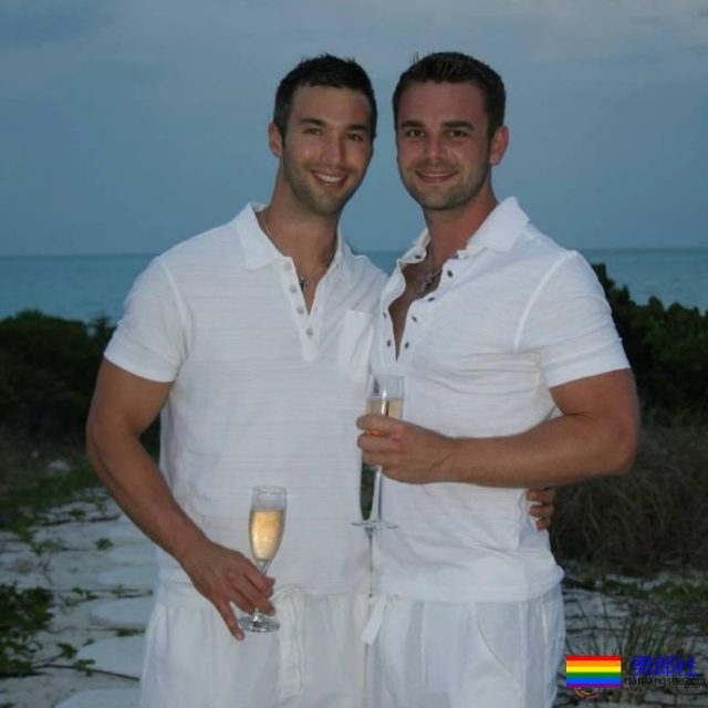 夫夫分享“育儿经”：孩子教会我们爱与同理心 - 51虹马