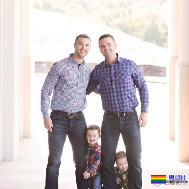 夫夫分享“育儿经”：孩子教会我们爱与同理心 - 51虹马