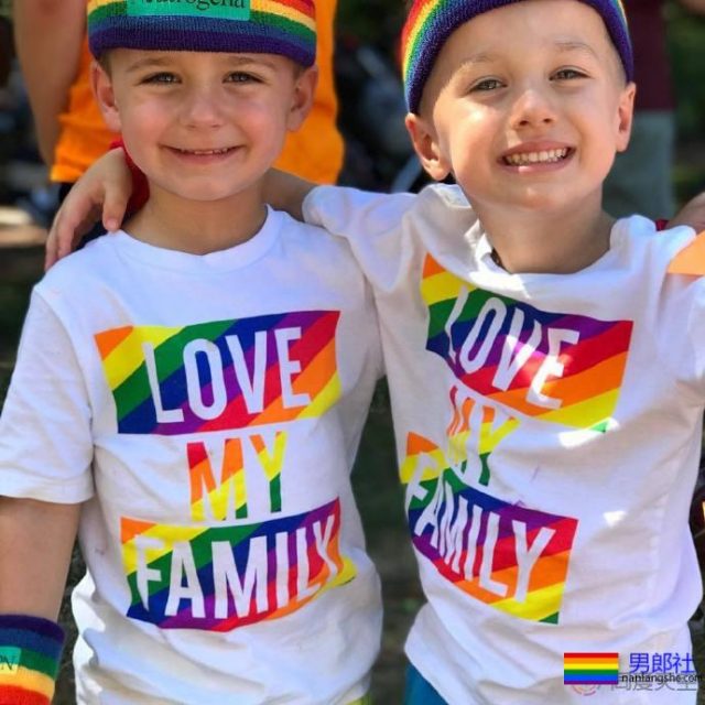 夫夫分享“育儿经”：孩子教会我们爱与同理心 - 51虹马