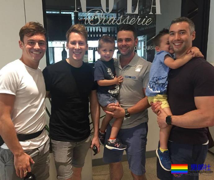 夫夫分享“育儿经”：孩子教会我们爱与同理心 - 51虹马