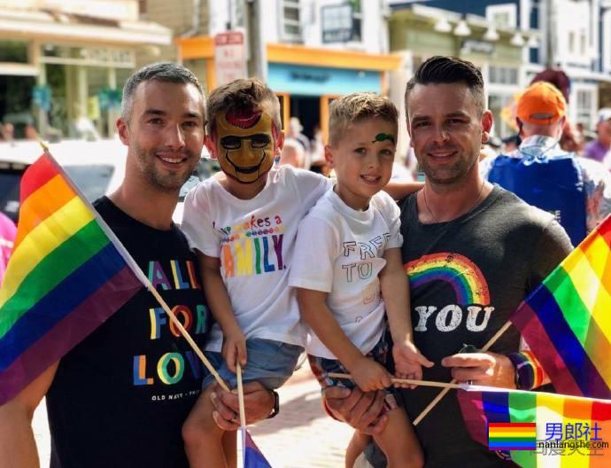 夫夫分享“育儿经”：孩子教会我们爱与同理心 - 51虹马