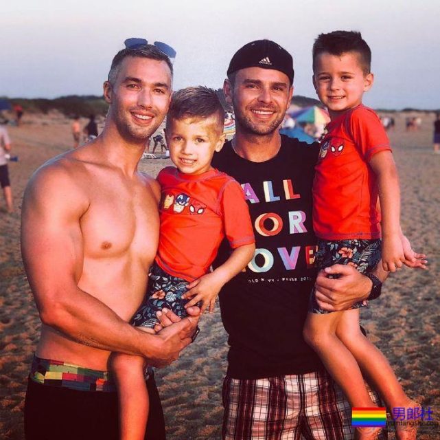 夫夫分享“育儿经”：孩子教会我们爱与同理心 - 51虹马