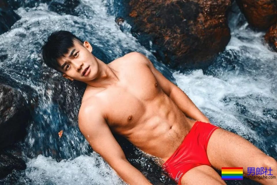 鲜肉学长在海边拍写真,这几个你喜欢哪个?-51虹马