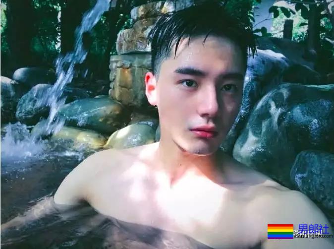 围浴巾狂野胡茬肌肉男,腰线下不管怎么穿着都是那样高挺 - 51虹马 围浴巾狂野胡茬肌肉男,腰线下不管怎么穿着都是那样高挺 - 51虹马