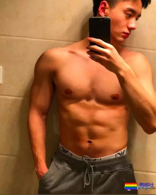 围浴巾狂野胡茬肌肉男,腰线下不管怎么穿着都是那样高挺 - 51虹马 围浴巾狂野胡茬肌肉男,腰线下不管怎么穿着都是那样高挺 - 51虹马