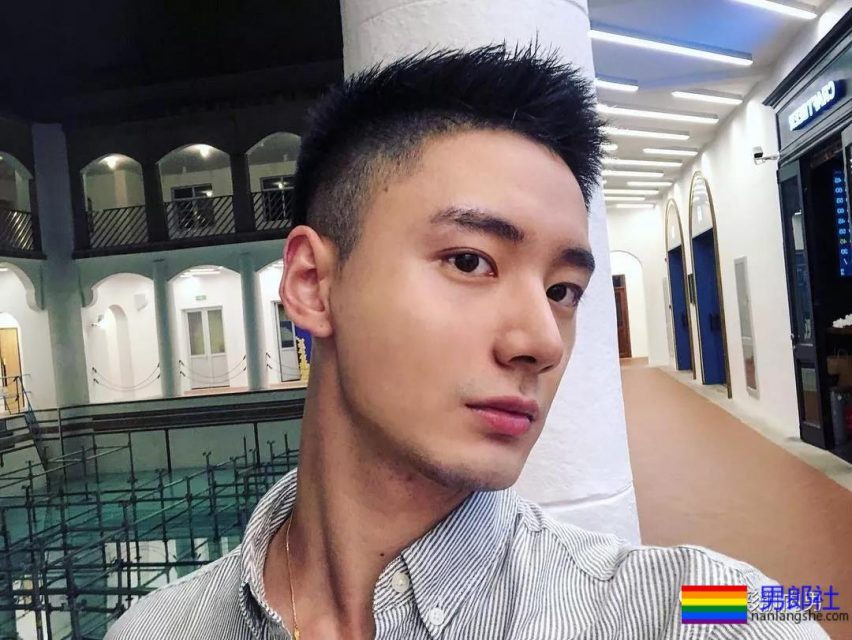 围浴巾狂野胡茬肌肉男,腰线下不管怎么穿着都是那样高挺 - 51虹马 围浴巾狂野胡茬肌肉男,腰线下不管怎么穿着都是那样高挺 - 51虹马