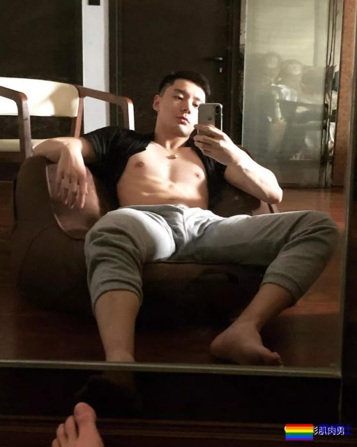 围浴巾狂野胡茬肌肉男,腰线下不管怎么穿着都是那样高挺 - 51虹马 围浴巾狂野胡茬肌肉男,腰线下不管怎么穿着都是那样高挺 - 51虹马