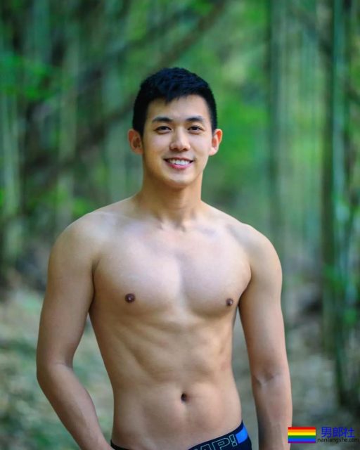 摄影师把男模带到山里玩！一水的运动型肌肉男，我沦陷了！ - 51虹马