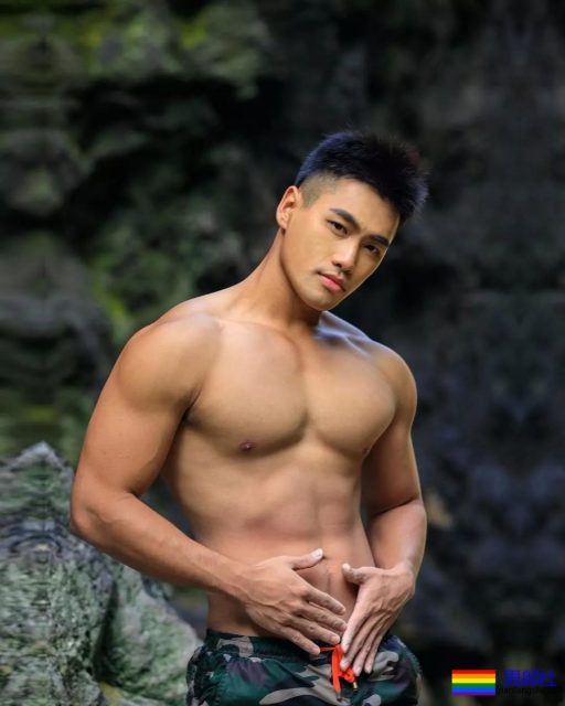 摄影师把男模带到山里玩！一水的运动型肌肉男，我沦陷了！ - 51虹马