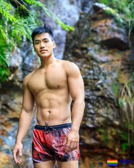 摄影师把男模带到山里玩！一水的运动型肌肉男，我沦陷了！ - 51虹马