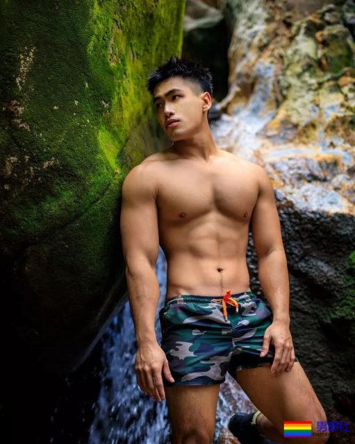 摄影师把男模带到山里玩！一水的运动型肌肉男，我沦陷了！ - 51虹马