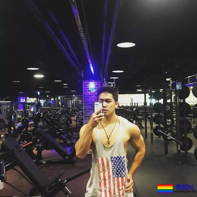 摄影师把男模带到山里玩！一水的运动型肌肉男，我沦陷了！ - 51虹马