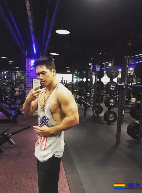 摄影师把男模带到山里玩！一水的运动型肌肉男，我沦陷了！ - 51虹马