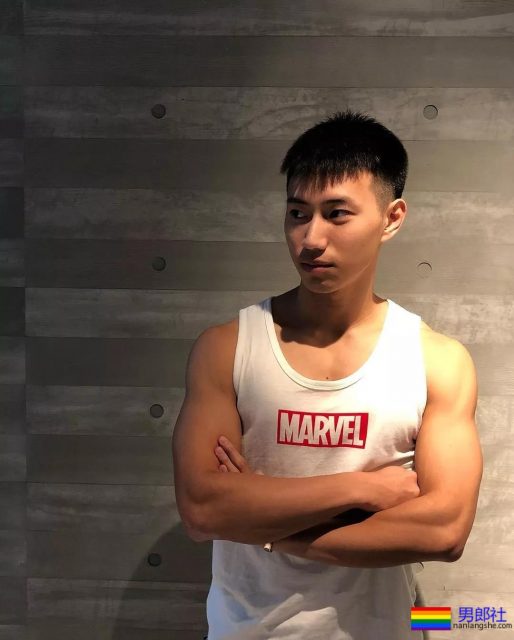 摄影师把男模带到山里玩！一水的运动型肌肉男，我沦陷了！ - 51虹马