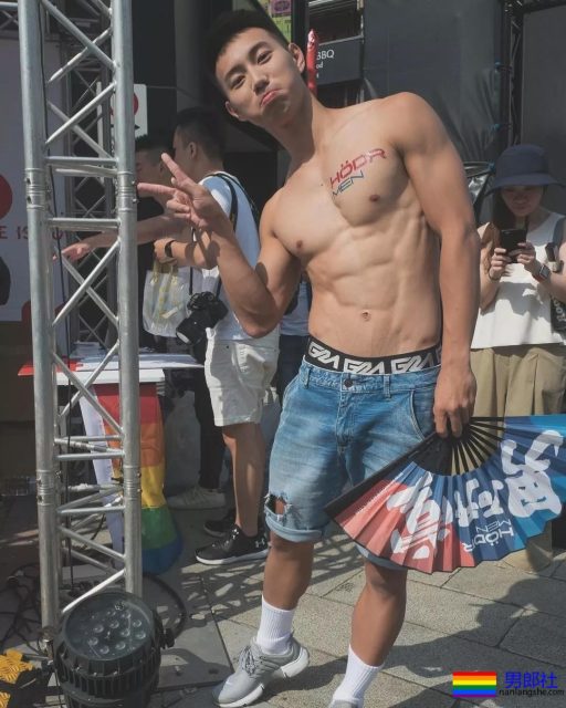 摄影师把男模带到山里玩！一水的运动型肌肉男，我沦陷了！ - 51虹马