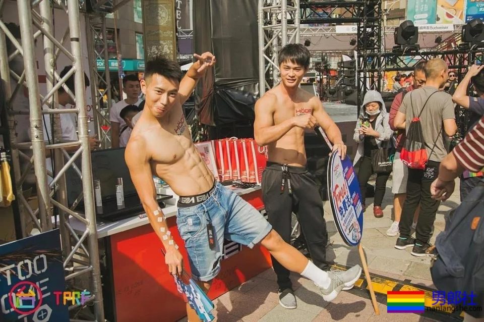 摄影师把男模带到山里玩！一水的运动型肌肉男，我沦陷了！ - 51虹马