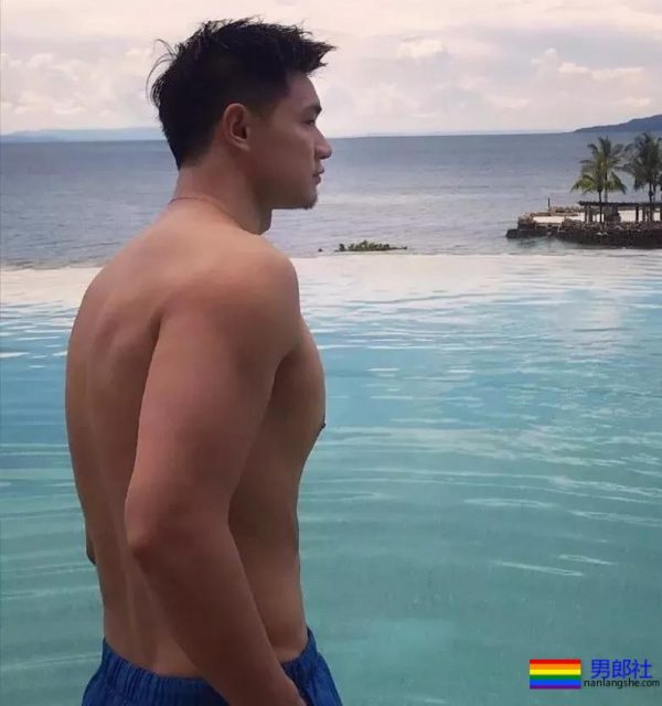 体育生玩球，真是太帅了。。。 - 51虹马