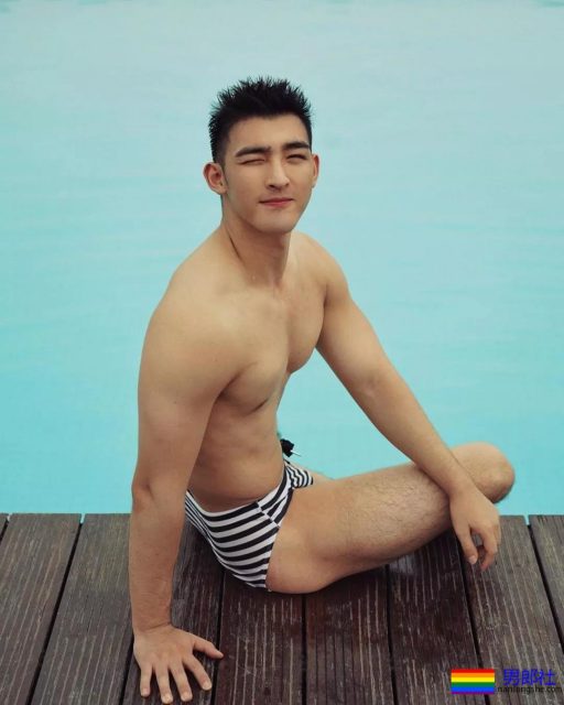 爆红小奶狗最新映照泄出！鲜嫩好肉百看不厌，扳弯直男！ - 51虹马