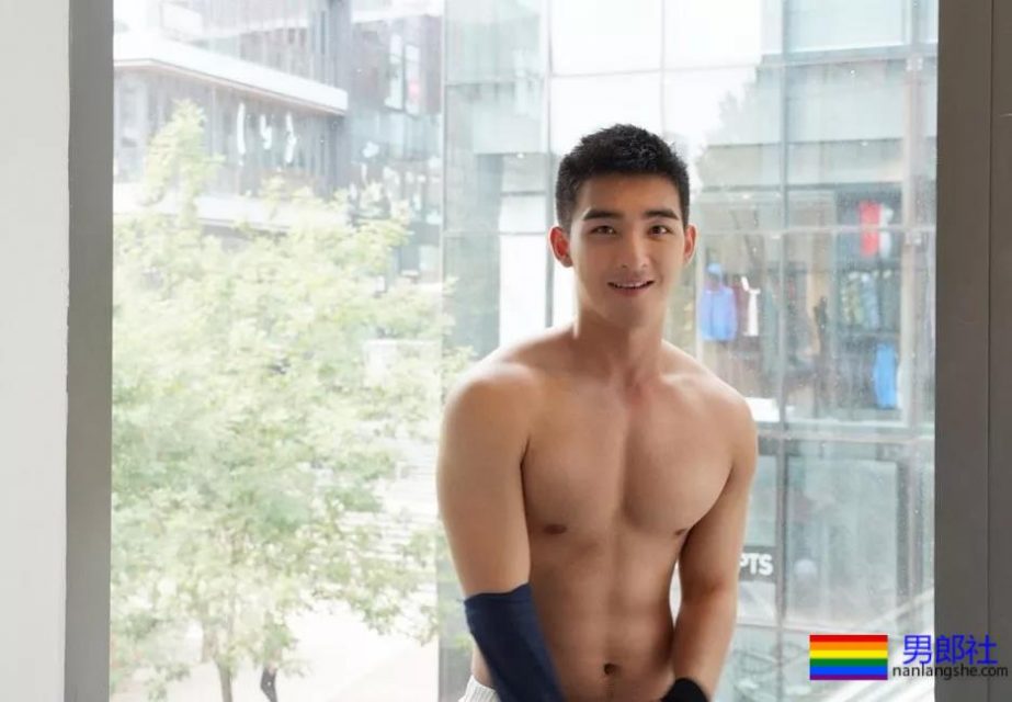 爆红小奶狗最新映照泄出！鲜嫩好肉百看不厌，扳弯直男！ - 51虹马