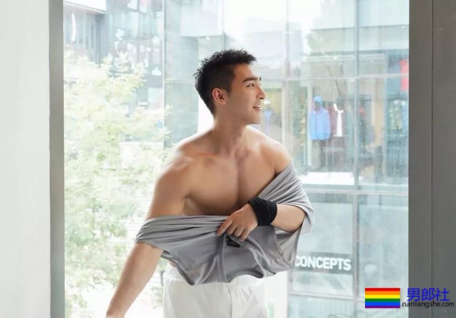 爆红小奶狗最新映照泄出！鲜嫩好肉百看不厌，扳弯直男！ - 51虹马