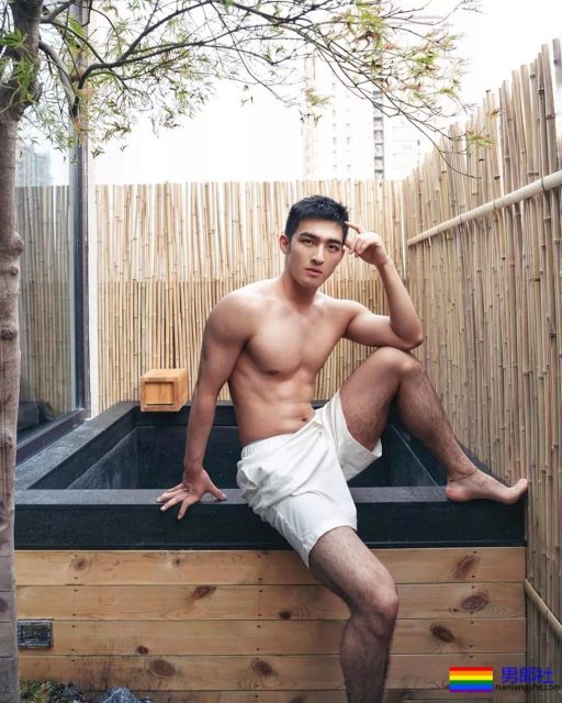 爆红小奶狗最新映照泄出！鲜嫩好肉百看不厌，扳弯直男！ - 51虹马