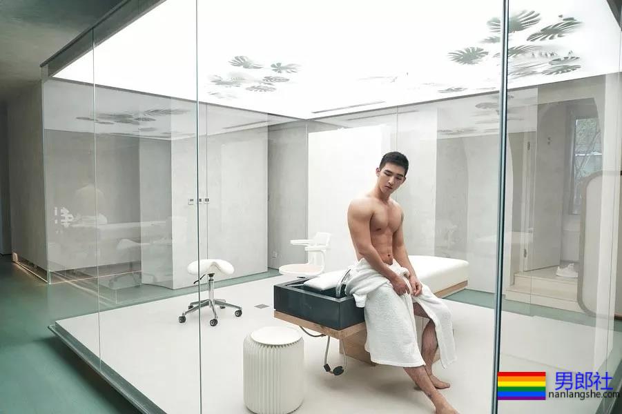 爆红小奶狗最新映照泄出！鲜嫩好肉百看不厌，扳弯直男！ - 51虹马