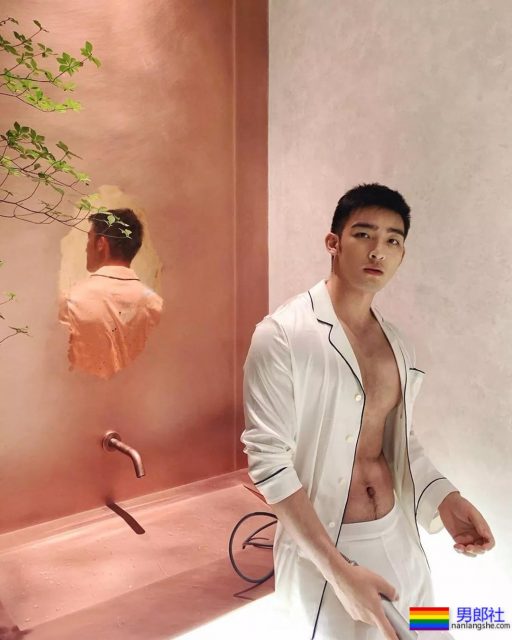 爆红小奶狗最新映照泄出！鲜嫩好肉百看不厌，扳弯直男！ - 51虹马