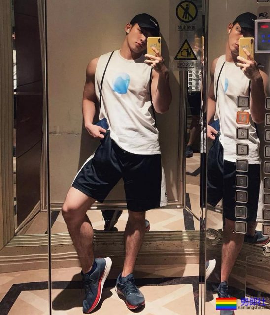 爆红小奶狗最新映照泄出！鲜嫩好肉百看不厌，扳弯直男！ - 51虹马